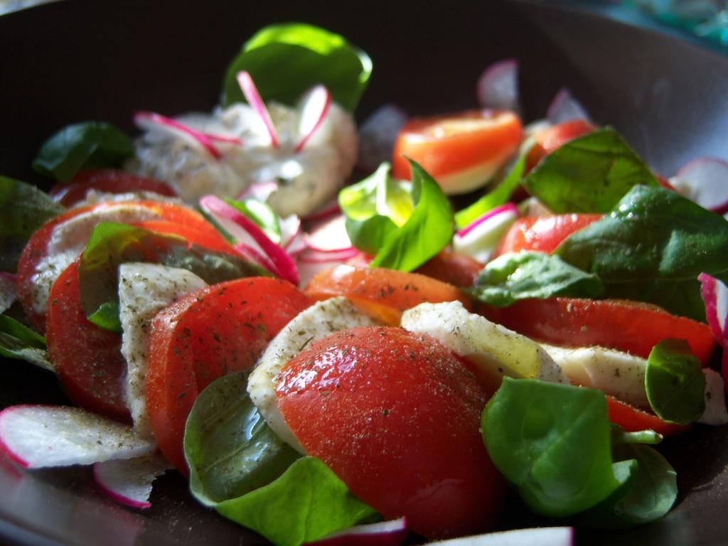Salat mit Tomaten, Mozzarella und Basilikum