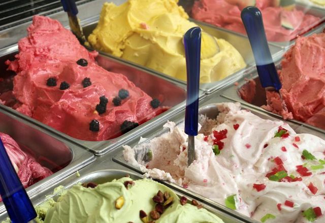 Eistheke mit verschiedenen Sorten