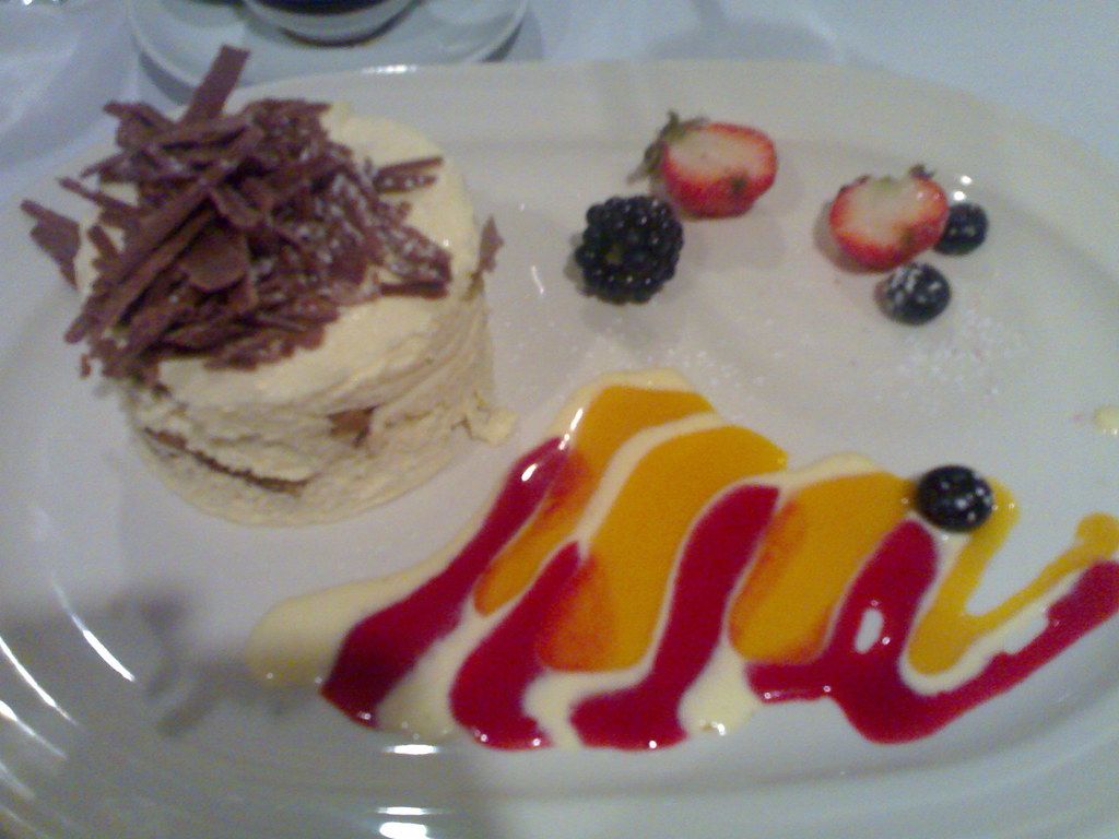 Tiramisù mit Schokoladenraspeln und Beeren