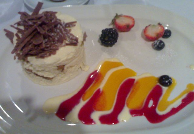 Tiramisù mit Schokoladenraspeln und Beeren