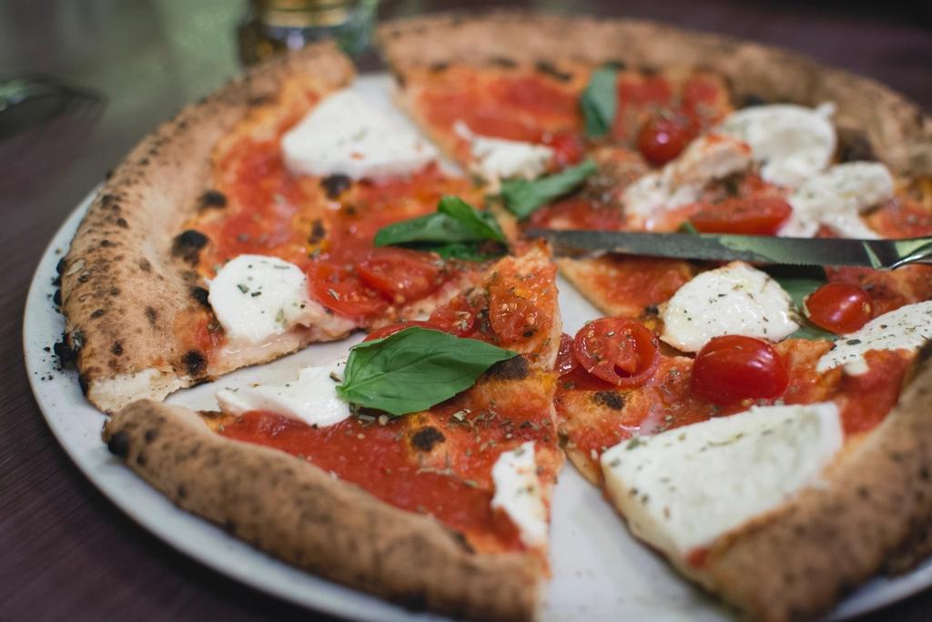 Frisch gebackene Pizza Margherita