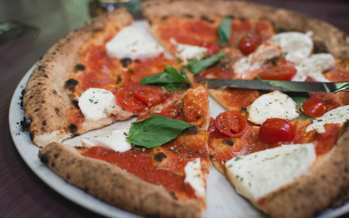 Frisch gebackene Pizza Margherita