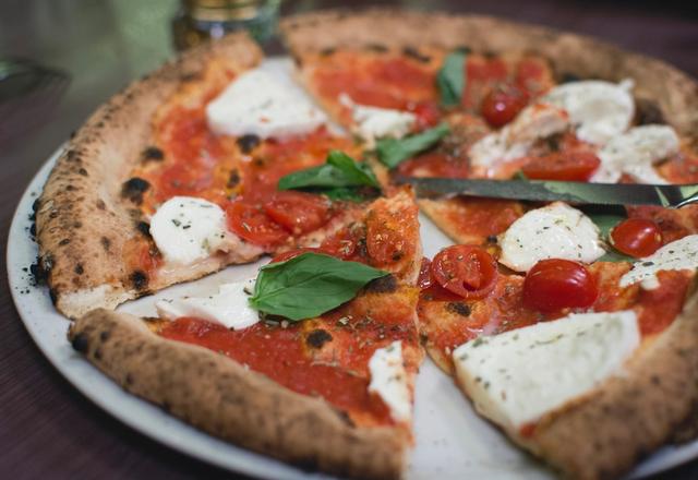 Pizza Margherita mit Mozzarella und Basilikum