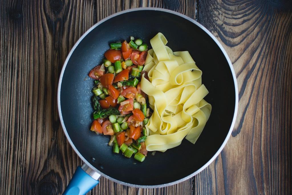 Tagliatelle und Gemüse in einer Pfanne