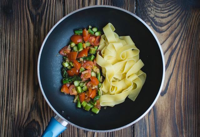 Tagliatelle und Gemüse in einer Pfanne