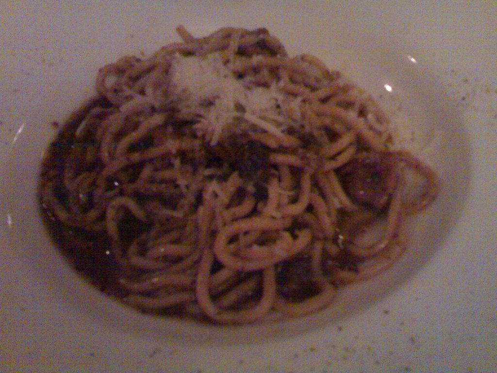 Teller Spaghetti mit geriebenem Käse