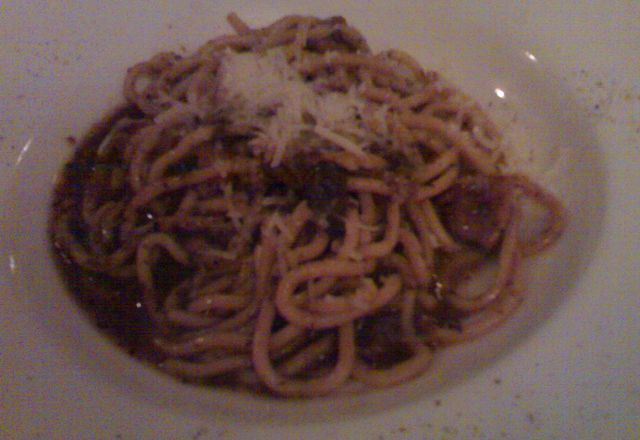 Teller Spaghetti mit geriebenem Käse