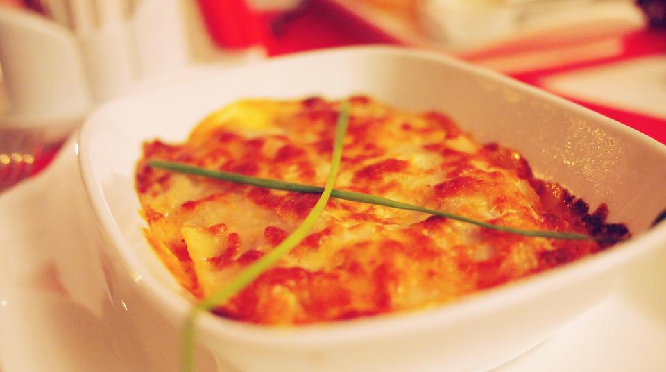 Überbackene Lasagne in einer Auflaufform