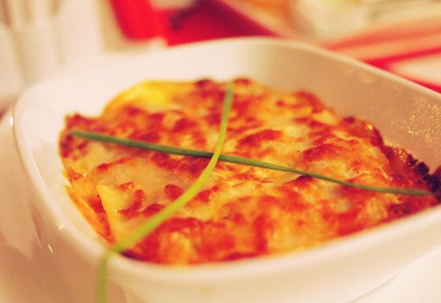 Überbackene Lasagne in einer Auflaufform