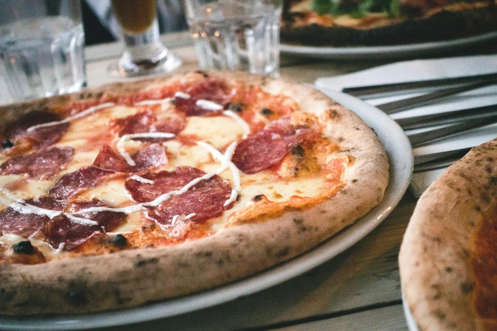 Pizza mit Salamischeiben