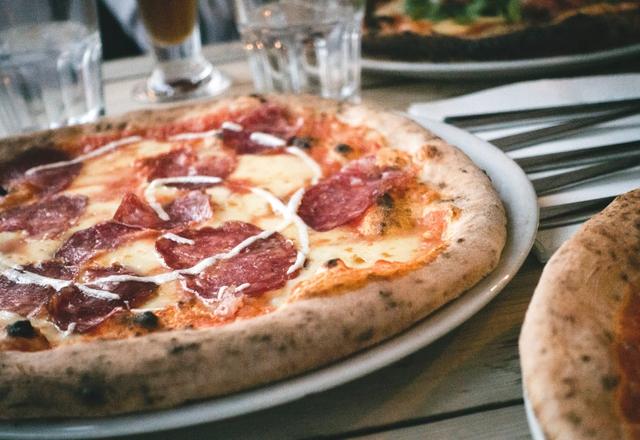 Pizza mit Salamischeiben