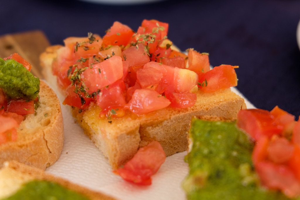 Bruschetta mit gewürfelten Tomaten