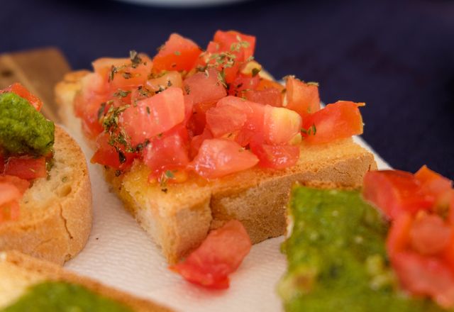 Bruschetta mit gewürfelten Tomaten