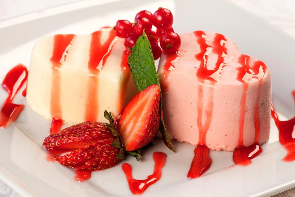 Panna Cotta mit Erdbeeren und Fruchtsauce
