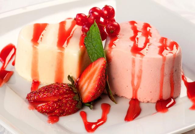 Panna Cotta mit Erdbeeren und Fruchtsauce