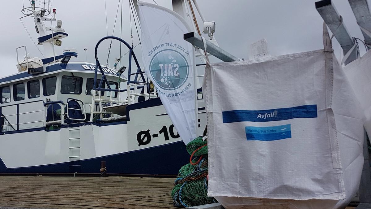 Foto av båt ved kai, stor avfallssekk med logo Fishing for litter