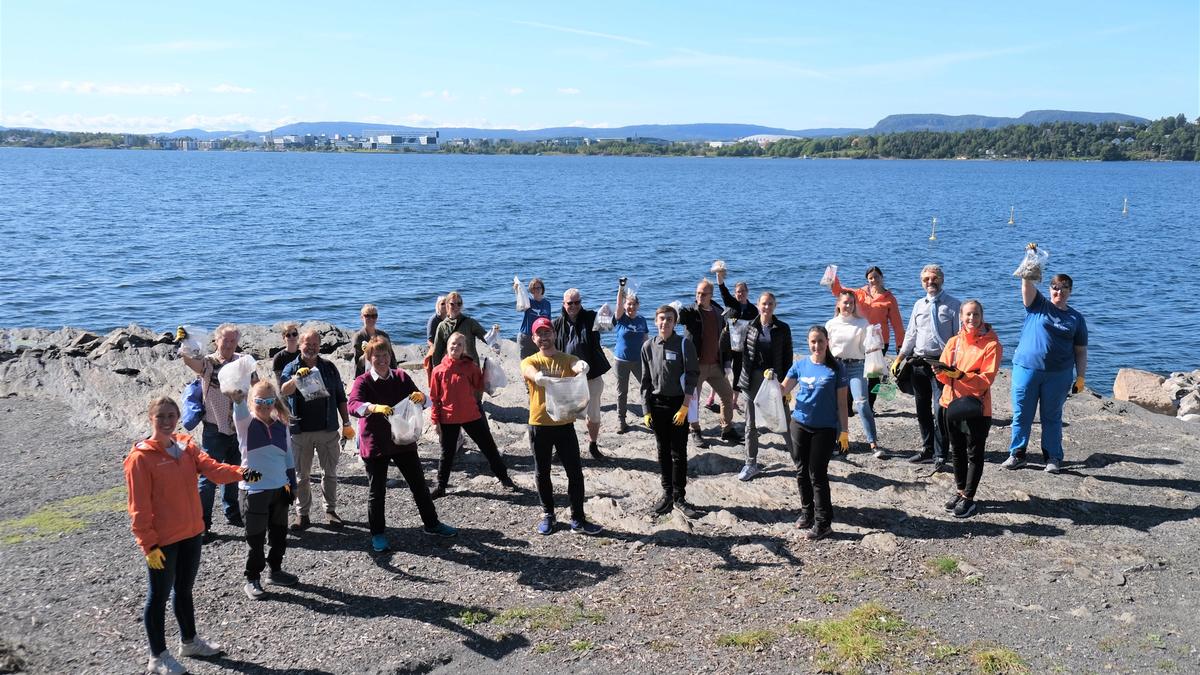 En gruppe personer ved fjorden.