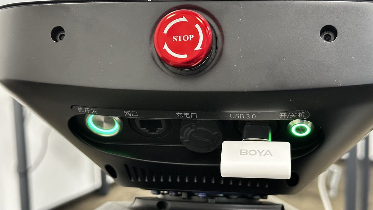 Приёмник живёт в единственном USB-порту, выведенном наружу корпуса, — по соседству с кнопками питания и аварийным грибком. Это порт компьютера движения, а слушает звук другой компьютер, на другом конце корпуса. Отсюда и решение с TCP.