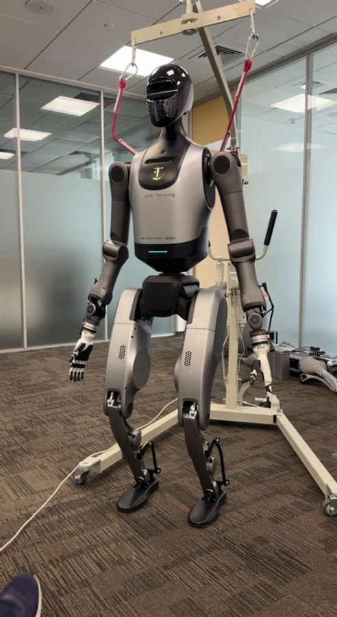 Чёткий неподвижный Walker целиком, лицо открыто. На 45% поднятая рука смазана.