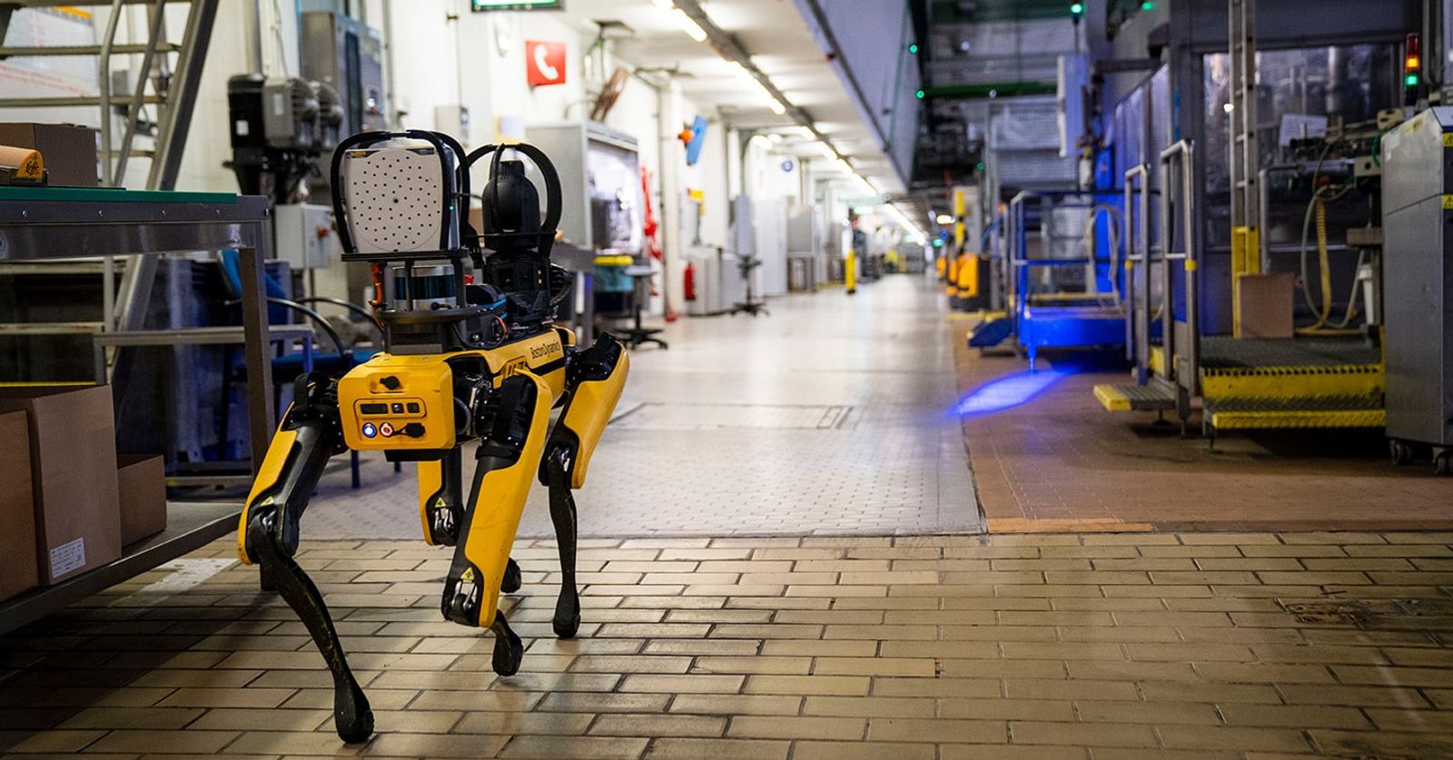 Boston Dynamics Spot с инспекционным оборудованием в промышленном помещении.