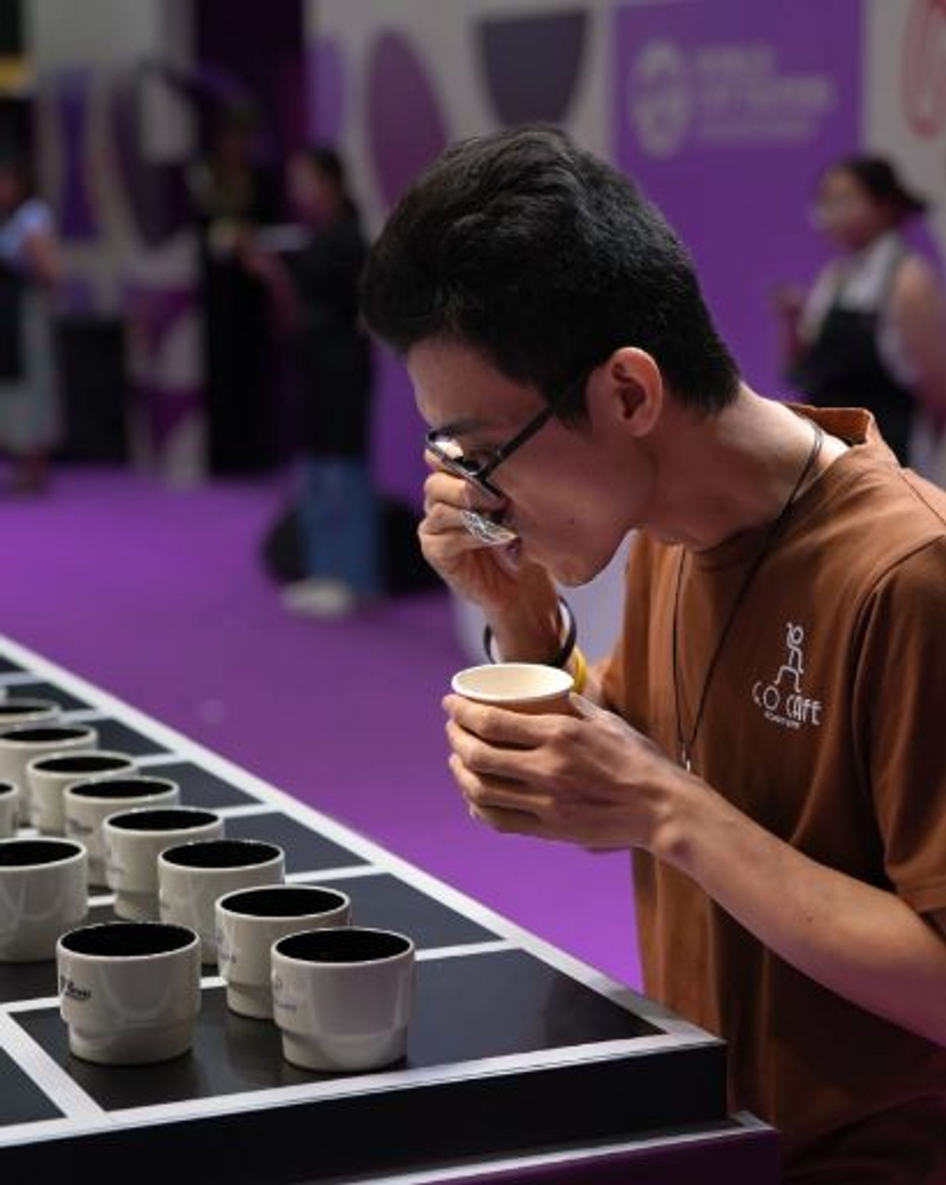 Quang Cường is tasting coffee