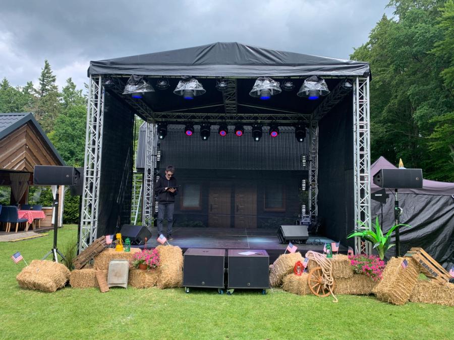 MaxSound — podesty sceniczne — montaż