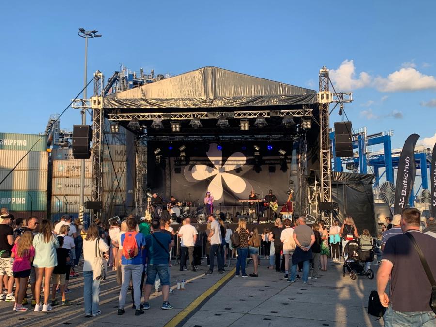 MaxSound — scena z zadaszeniem
