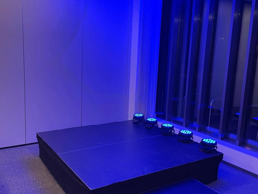 MaxSound — podest modułowy w hotelu