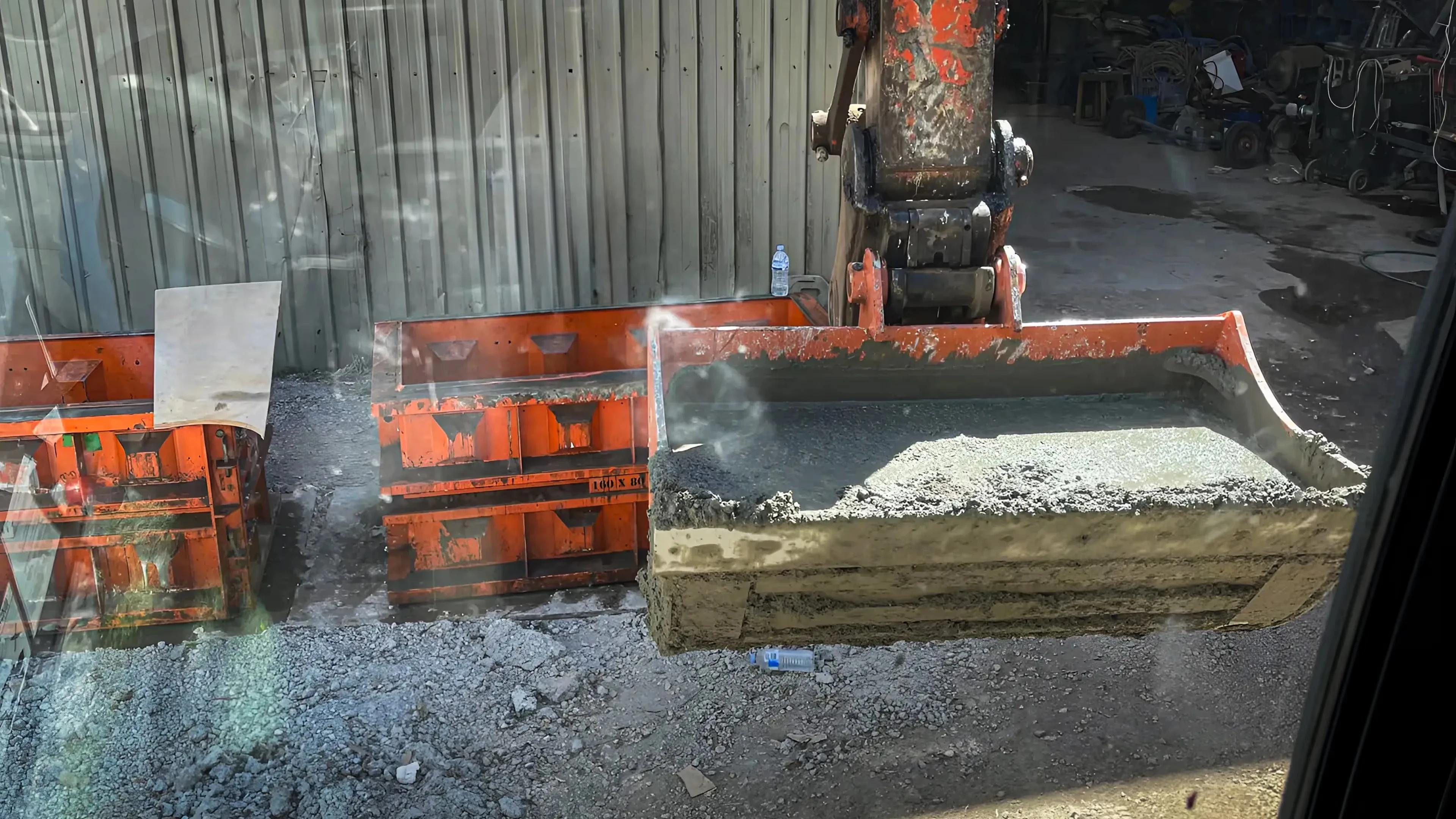 Mud Bucket - Gallery Image 5