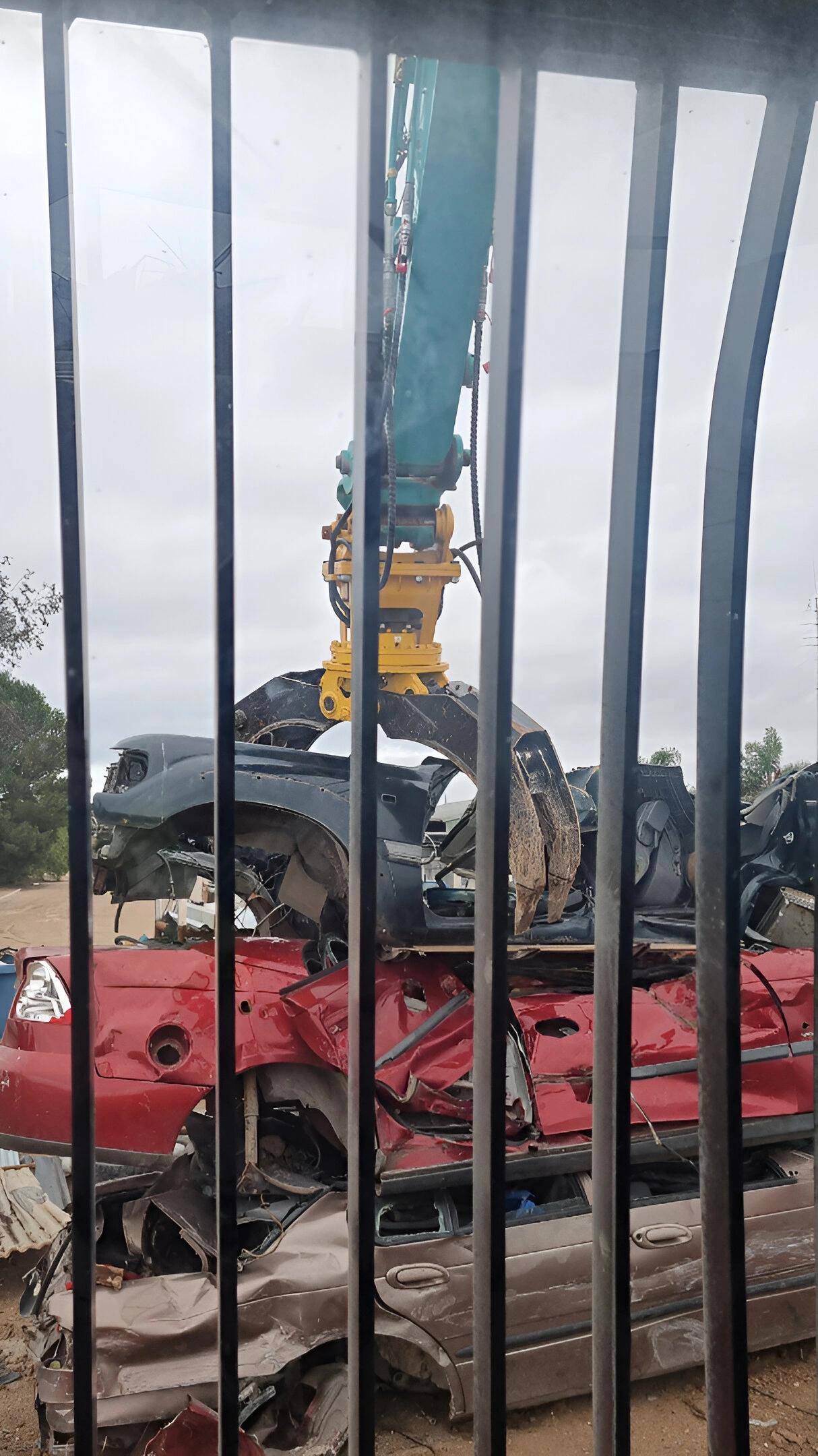 Rotating Multipurpose Grab - Gallery Image 3