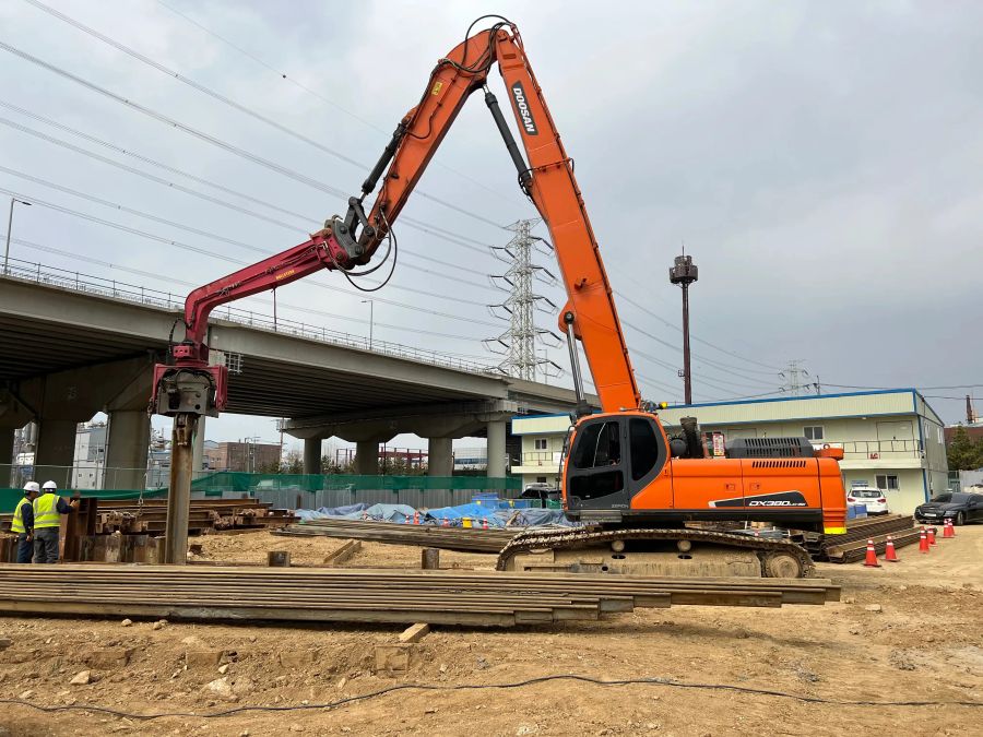 Aussie Buckets Vibrating Pile Driver in Action 2