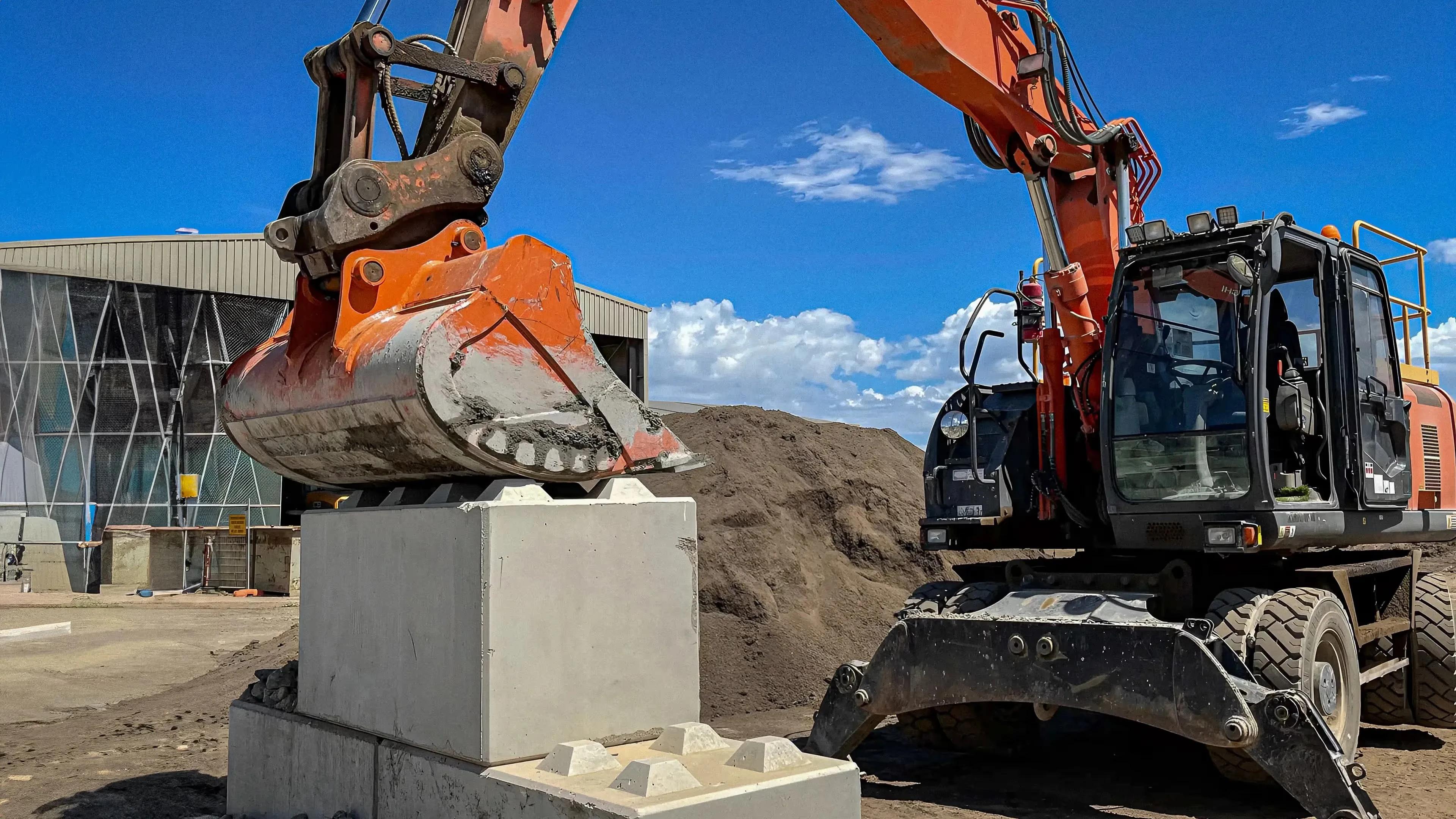 Mud Bucket - Gallery Image 3