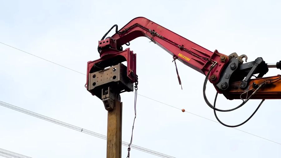 Aussie Buckets Vibrating Pile Driver in Action 4