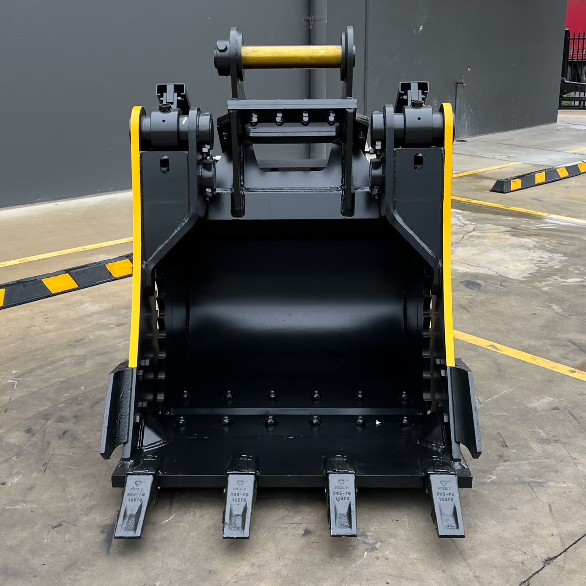 Heavy Duty 4-in-1 Bucket - Product Image 2