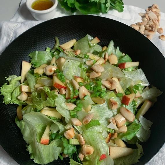 Stangensellerie Salat mit Apfel und Honig Vinaigrette