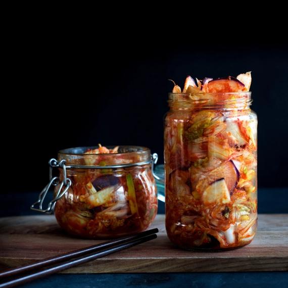 Kimchi (Koreanisches würziges Sauerkraut mit Chinakohl)