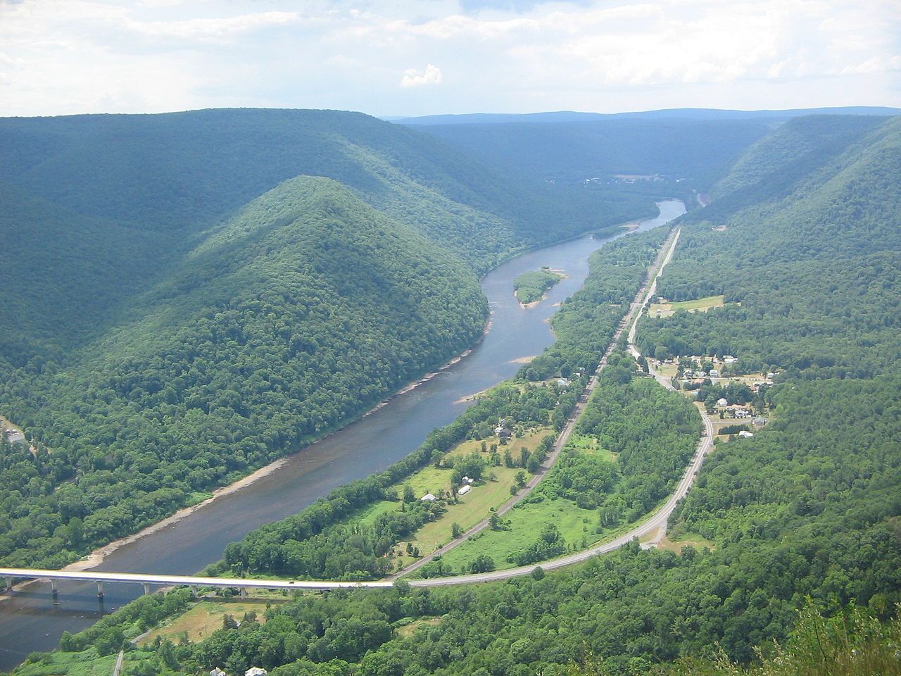 Photo: Ruhrfisch (GFDL/CC BY-SA) via Wikimedia Commons: https://commons.wikimedia.org/wiki/File:West_Branch_Susquehanna_River,_west_from_Hyner_View.JPG