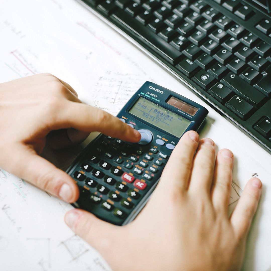 By analyzing a variety of parameters and scenarios, evolutionary algorithms help make informed and data-based decisions in the design process.