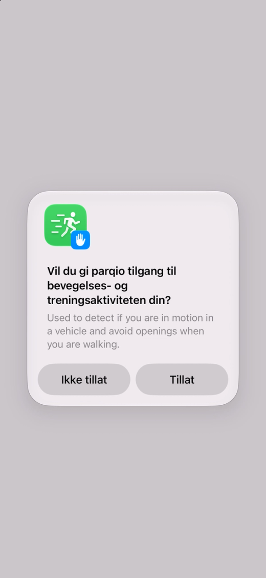 iPhone spør «Vil du gi parqio tilgang til bevegelses- og treningsaktiviteten din?» med «Ikke tillat» og «Tillat»