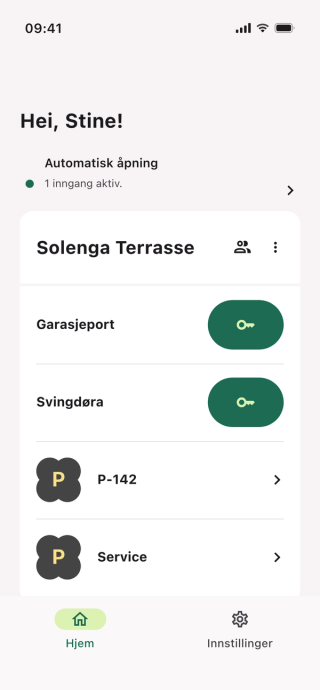 Parqio-appens startskjerm med automatisk åpning aktiv, låse-opp-knapper for garasjeport og svingedør, parkeringsplass P-142 og en tjeneste-oppføring på Solenga Terrasse.