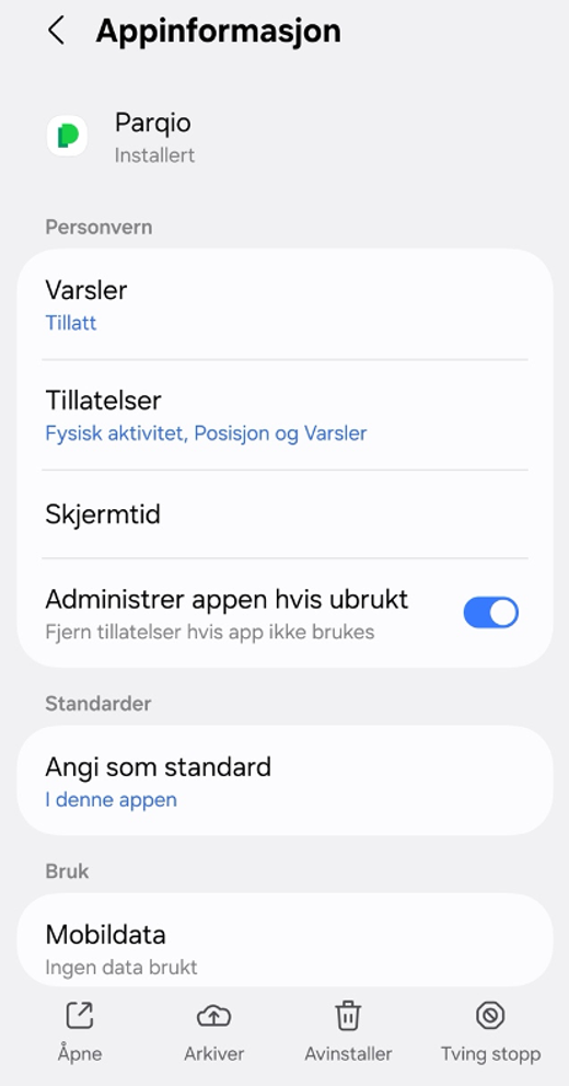 Norska skärmen «Appinformasjon» för Parqio i Androids inställningar, med raden «Tillatelser» som visar Fysisk aktivitet, Posisjon och Varsler