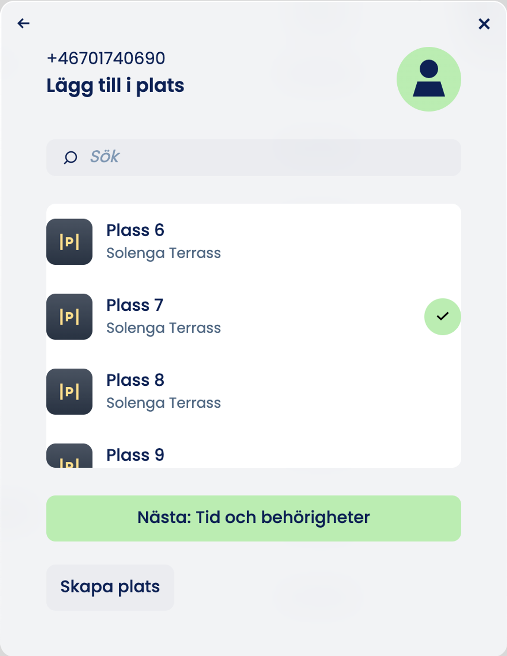 Fönstret ”Lägg till i plats” med Plass 7 vald och knappen ”Nästa: Tid och behörigheter”