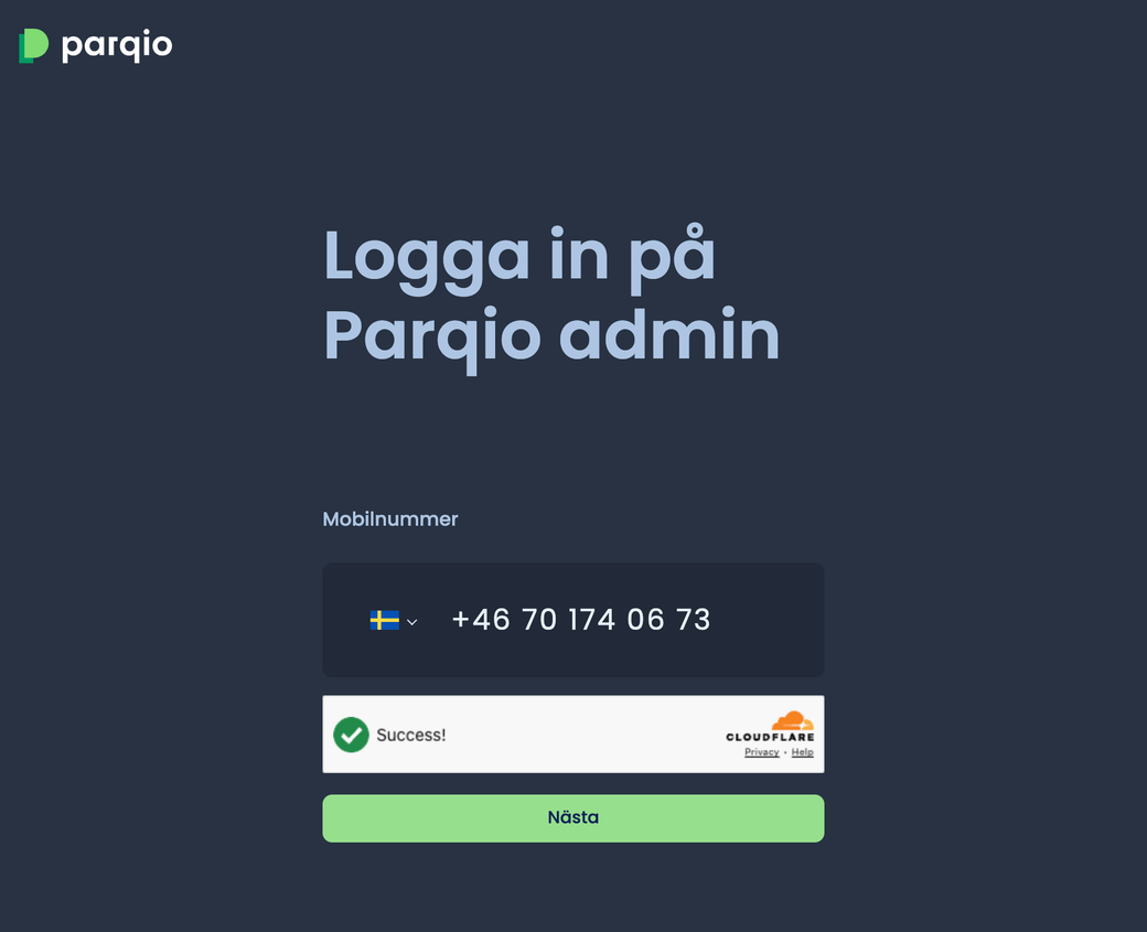 Inloggningssidan ”Logga in på Parqio admin” med svensk flagga och ett mobilnummer i fältet ”Mobilnummer”, en godkänd kontroll från Cloudflare och knappen ”Nästa”