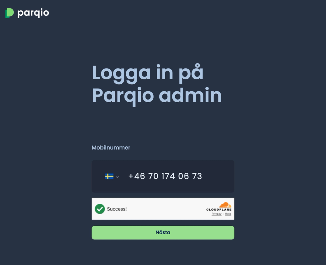 Inloggningssidan ”Logga in på Parqio admin” med svensk flagga och ett mobilnummer i fältet ”Mobilnummer”, en godkänd kontroll från Cloudflare och knappen ”Nästa”