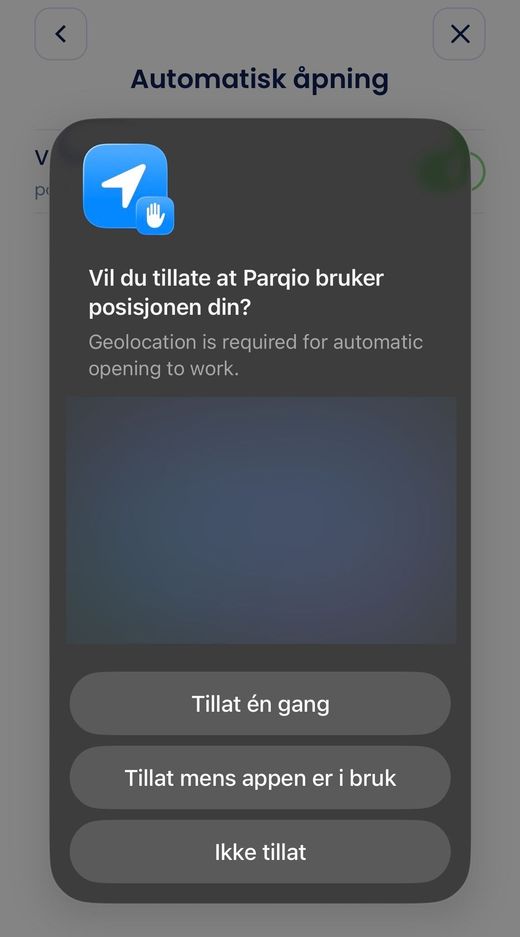 Norska skärmen «Automatisk åpning» med iOS-frågan «Vil du tillate at Parqio bruker posisjonen din?» och valen «Tillat én gang», «Tillat mens appen er i bruk» och «Ikke tillat»