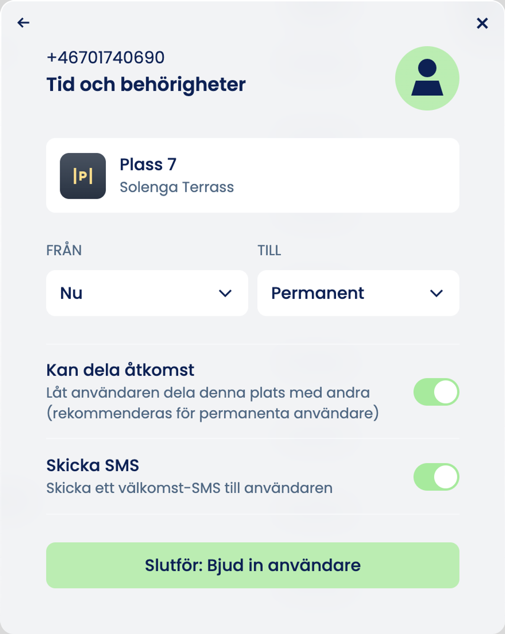 Fönstret ”Tid och behörigheter” för Plass 7 med ”Nu” och ”Permanent”, reglagen ”Kan dela åtkomst” och ”Skicka SMS” påslagna och knappen ”Slutför: Bjud in användare”