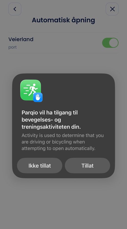 Norska skärmen «Automatisk åpning» med iOS-frågan om rörelse- och träningsaktivitet («Parqio vil ha tilgang til bevegelses- og treningsaktiviteten din») och knapparna «Ikke tillat» och «Tillat»
