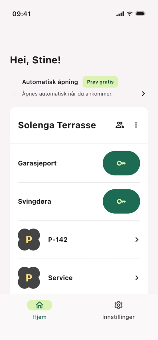 Hjemskjermen i Parqio-appen med raden «Automatisk åpning» og merket «Prøv gratis» øverst