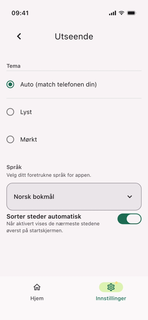 Skjermen «Utseende» med Tema (Auto, Lyst, Mørkt), språket «Norsk bokmål» og bryteren «Sorter steder automatisk»