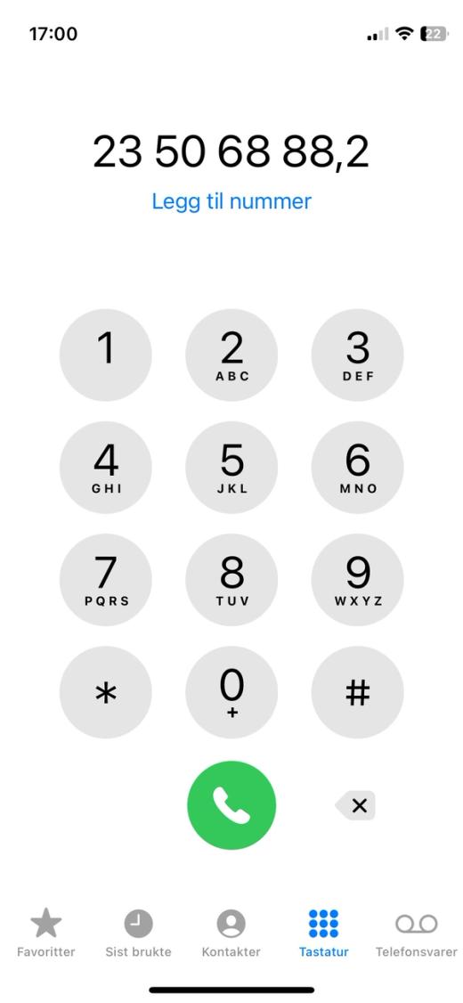 Telefonens tastatur i iOS med Parqios nummer 23 50 68 88 og et komma med tallet 2 for å velge port direkte